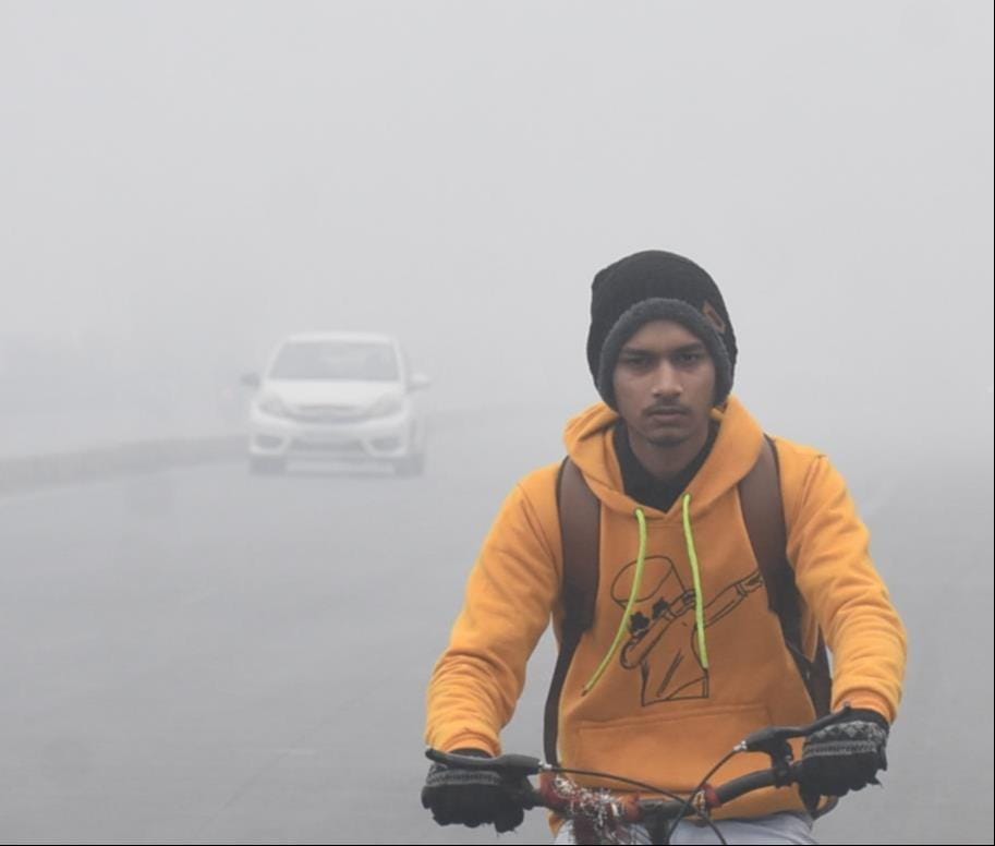 लखनऊ में शुक्रवार की सुबह घने कोहरे का नजारा। लखनऊ में शुक्रवार की सुबह घने कोहरे का नजारा।