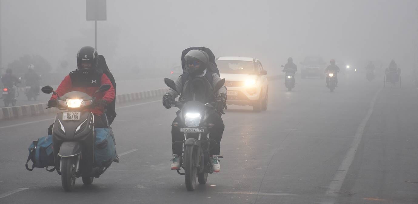 लखनऊ में शुक्रवार की सुबह घने कोहरे का नजारा। लखनऊ में शुक्रवार की सुबह घने कोहरे का नजारा।