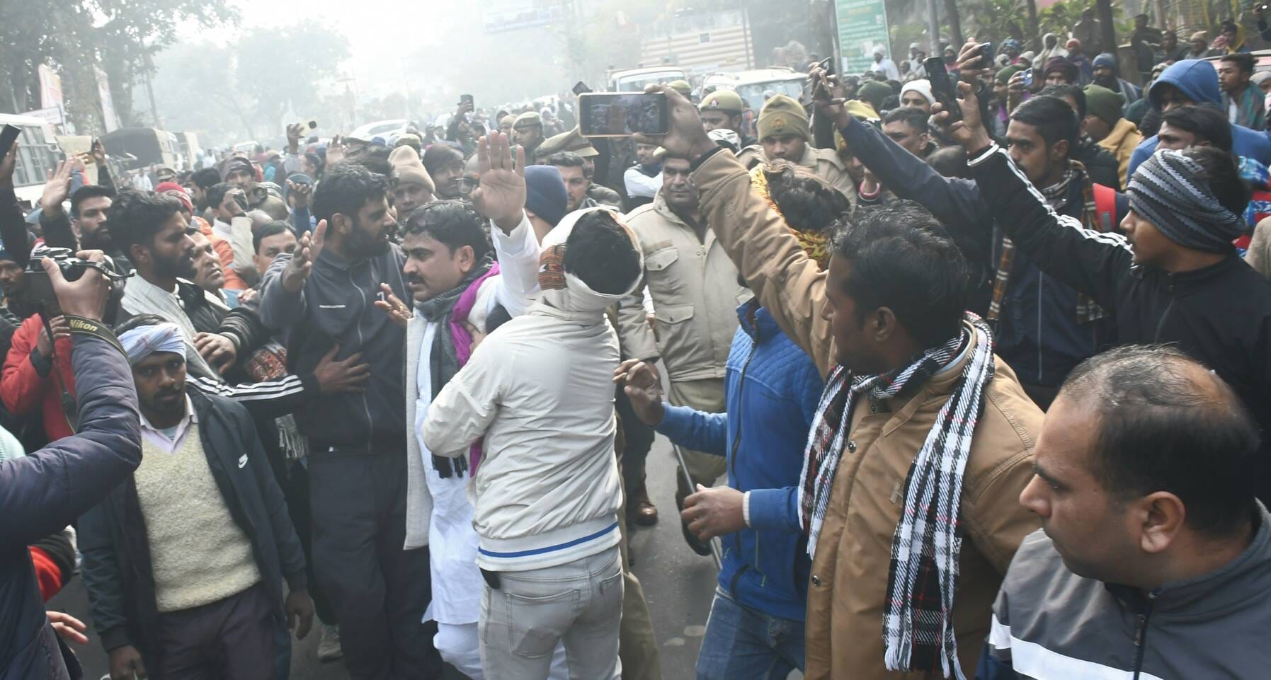 मेरठ..कंवलजीत..सोनू कश्यप के मामले को लेकर कश्यप सनाज की कमिश्नरी पार्क में होती पंचायत में शाम मेरठ..कंवलजीत..सोनू कश्यप के मामले को लेकर कश्यप सनाज की कमिश्नरी पार्क में होती पंचायत में शाम