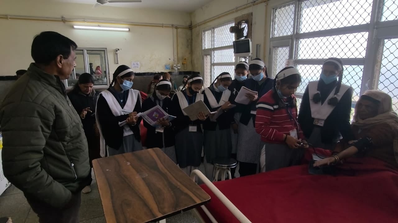 नाहन मेडिकल कॉलेज में प्राथमिक उपचार की जानकारी लेते सुरला स्कूल के विद्यार्थी। संवाद नाहन मेडिकल कॉलेज में प्राथमिक उपचार की जानकारी लेते सुरला स्कूल के विद्यार्थी। संवाद