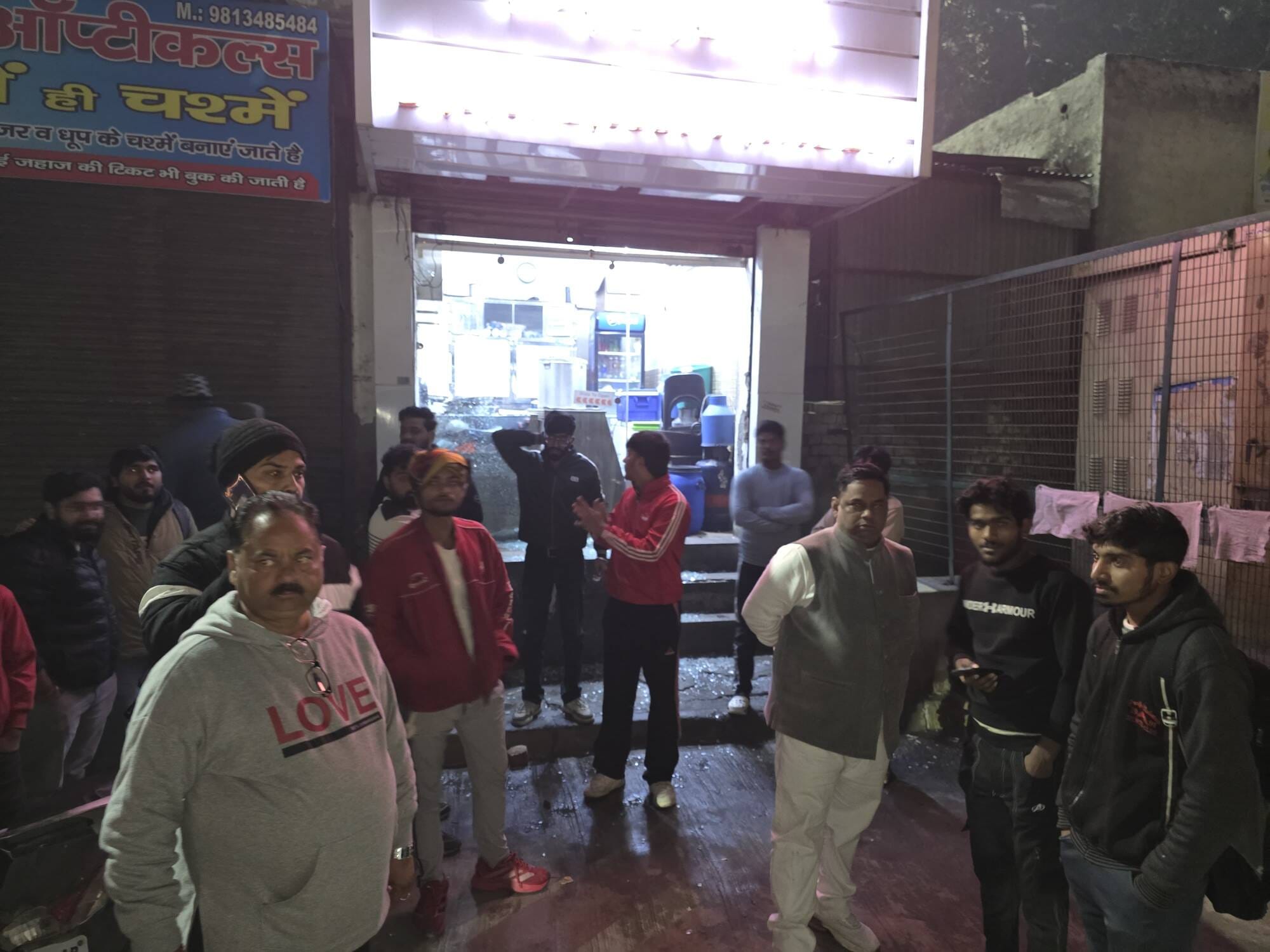 पालिका बाजार के सामने एक दुकान पर हुई तोड़फोड़ के बाद टूटा दुकान का शीशा। संवाद