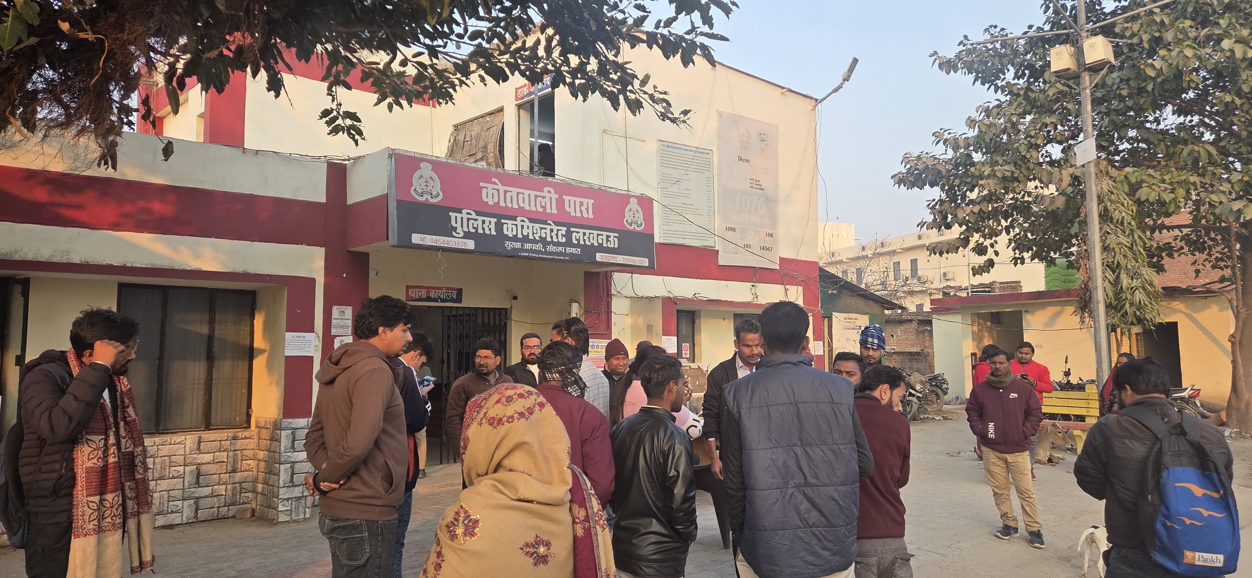 पारा थाने में शिकायत करने पहुंचे पीड़ित।