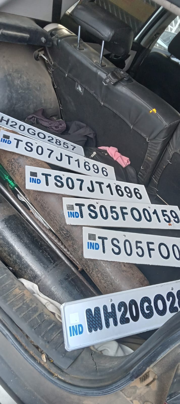 photo car व बरामद समान