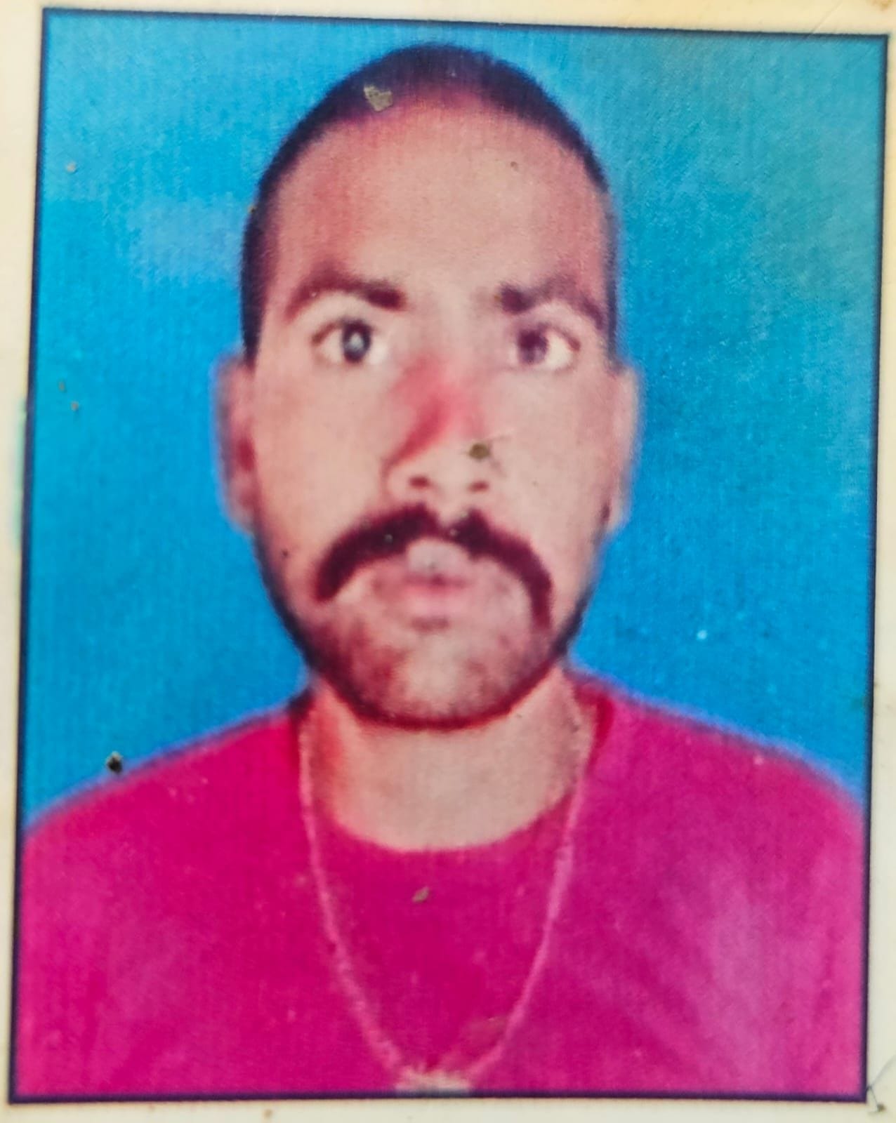 राजेंद्र कुमार की फाइल फोटो व घटनास्थल पर मौजूद परिजन व ग्रामीण। राजेंद्र कुमार की फाइल फोटो व घटनास्थल पर मौजूद परिजन व ग्रामीण।