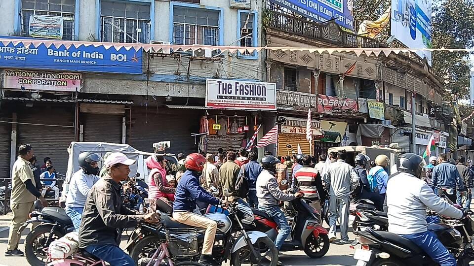 राजधानी रांची के फिरायालाल चौक पर टायर जलाकर प्रदर्शन करते बंद समर्थक राजधानी रांची के फिरायालाल चौक पर टायर जलाकर प्रदर्शन करते बंद समर्थक
