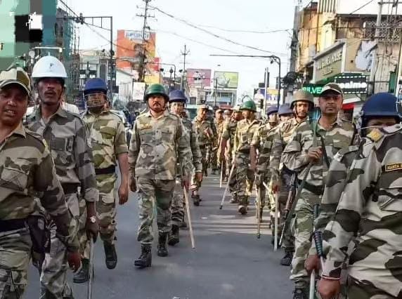 राजधानी रांची के फिरायालाल चौक पर टायर जलाकर प्रदर्शन करते बंद समर्थक