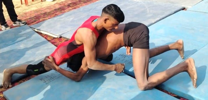 रेती स्थित डॉ.सुदामा प्रसाद विद्यास्थली में आयोजित सांसद खेल स्पर्धा में फुटबाल खेलते खिलाड रेती स्थित डॉ.सुदामा प्रसाद विद्यास्थली में आयोजित सांसद खेल स्पर्धा में फुटबाल खेलते खिलाड