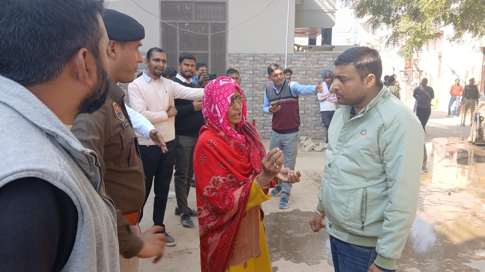 रेवाड़ी। नयागांव दौलतपुर में पुराना कब्जा हटाती जेसीबी। संवाद