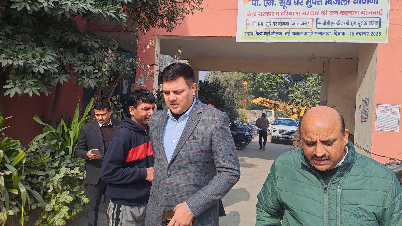 सब डिवीजन कार्यालय में उपभोक्ता से बात करते एसई धर्म सुहाग। संवाद