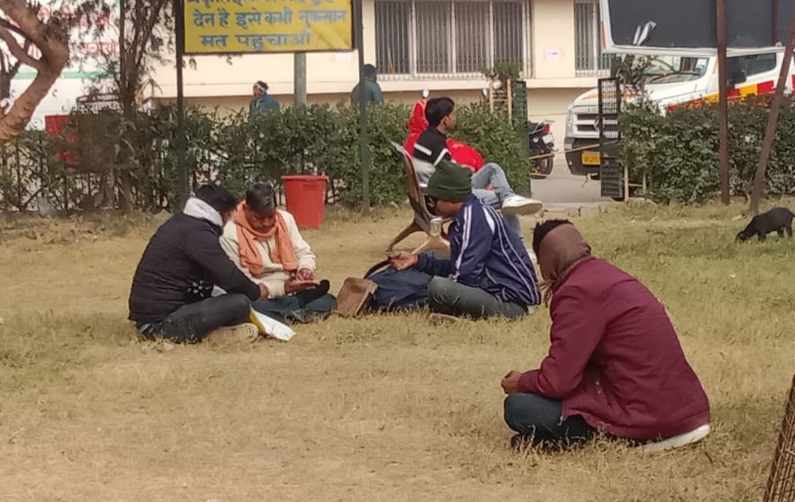 सुबह साढ़े नौ बजे सड़कों पर छाया कोहरा। संवाद