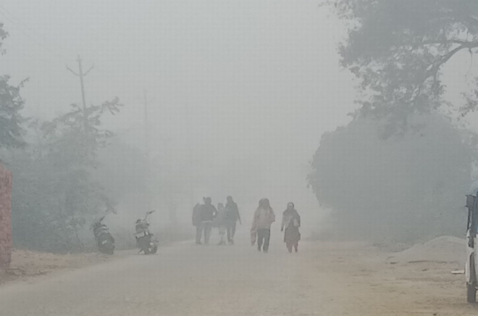 सुबह साढ़े नौ बजे सड़कों पर छाया कोहरा। संवाद