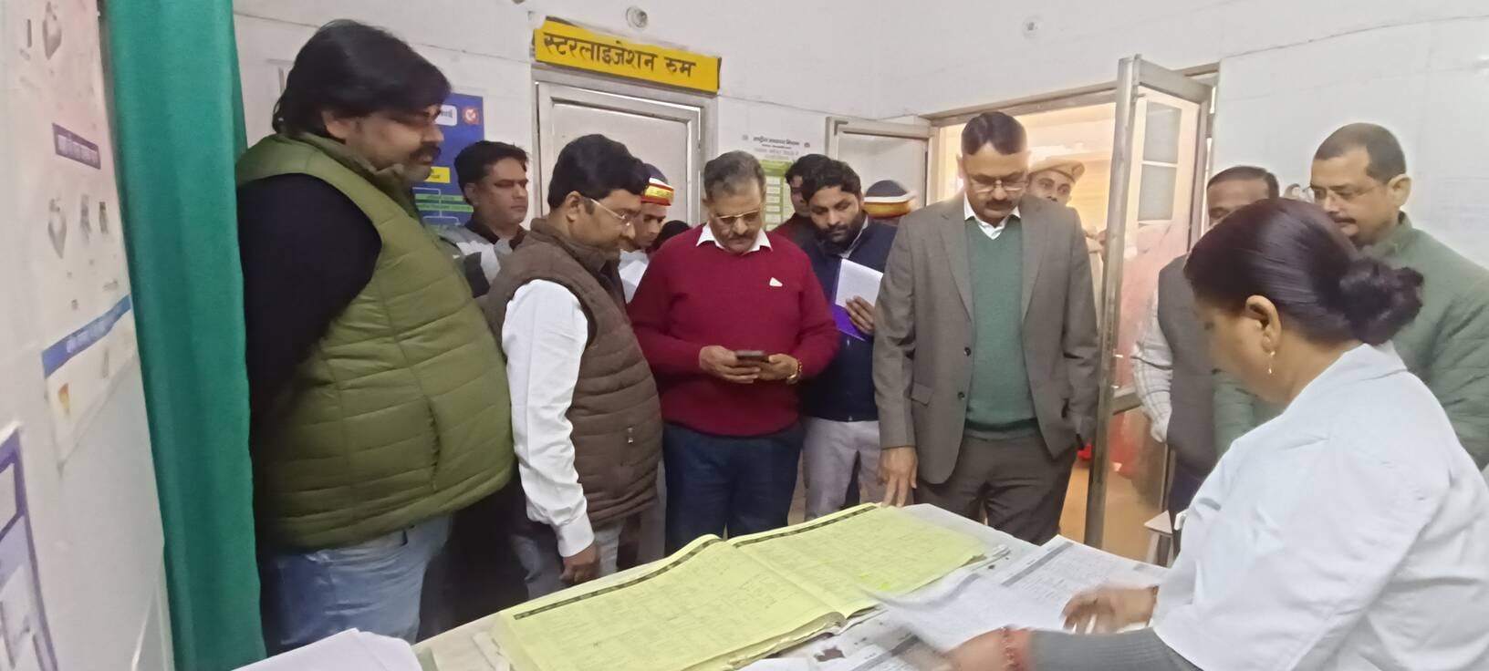 सीएचसी खलीलाबाद में मरीजो से पूछताछ करते डीएम-संवाद सीएचसी खलीलाबाद में मरीजो से पूछताछ करते डीएम-संवाद