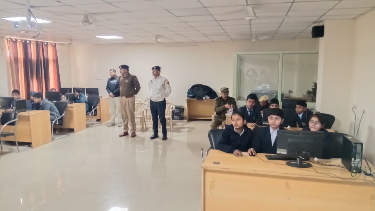 सड़क सुरक्षा प्रतियोगिता के बाद विजेता टीम को सम्मानित करती एएसपी दिव्यांशी सिंगला। पुलिस प्रवक सड़क सुरक्षा प्रतियोगिता के बाद विजेता टीम को सम्मानित करती एएसपी दिव्यांशी सिंगला। पुलिस प्रवक