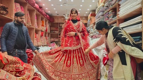 शहर के एनएन ज्वैलर्स पर गहनों की खरीददारी करते हुए महिलाएं। संवाद