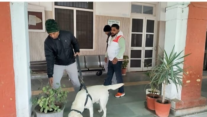 शहर में उपायुक्त कार्यालय पर चेकिंग करते हुए बम निरोधक टीम। सूचना विभाग