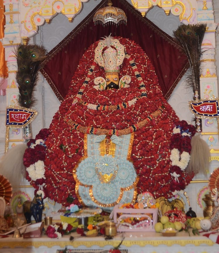 शामली के कोटेश्वर महादेव मंदिर में आयोजित खाटूश्याम जागरण में भजन प्रस्तुत करती भजन गायिका । सं शामली के कोटेश्वर महादेव मंदिर में आयोजित खाटूश्याम जागरण में भजन प्रस्तुत करती भजन गायिका । सं