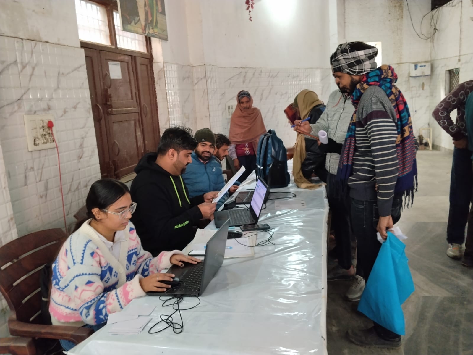 शिविर में प्राॅपर्टी आईडी ठीक कराते लोग। स्रोत : निगम
