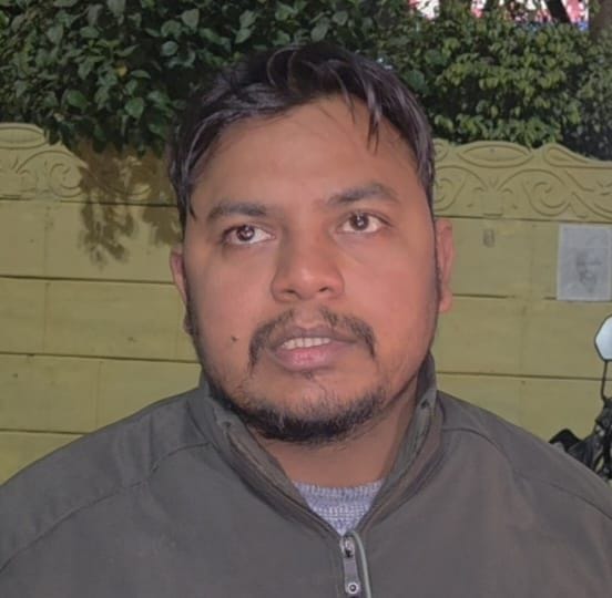 टाइल्स शोरूम में सुतली बम के हमले के बाद टूटा पड़ा सामान व मैनेजर अंकित। टाइल्स शोरूम में सुतली बम के हमले के बाद टूटा पड़ा सामान व मैनेजर अंकित।