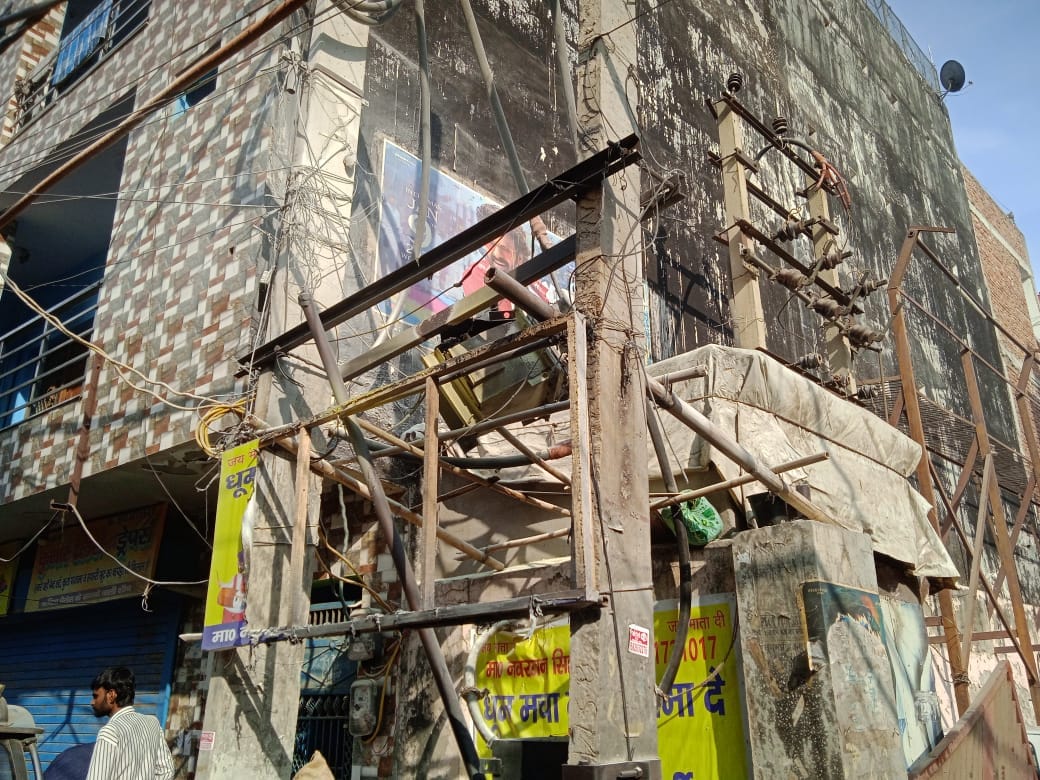 ट्रांसफार्मर की चपेट में आकर झुलसा ट्रांसफार्मर की चपेट में आकर झुलसा