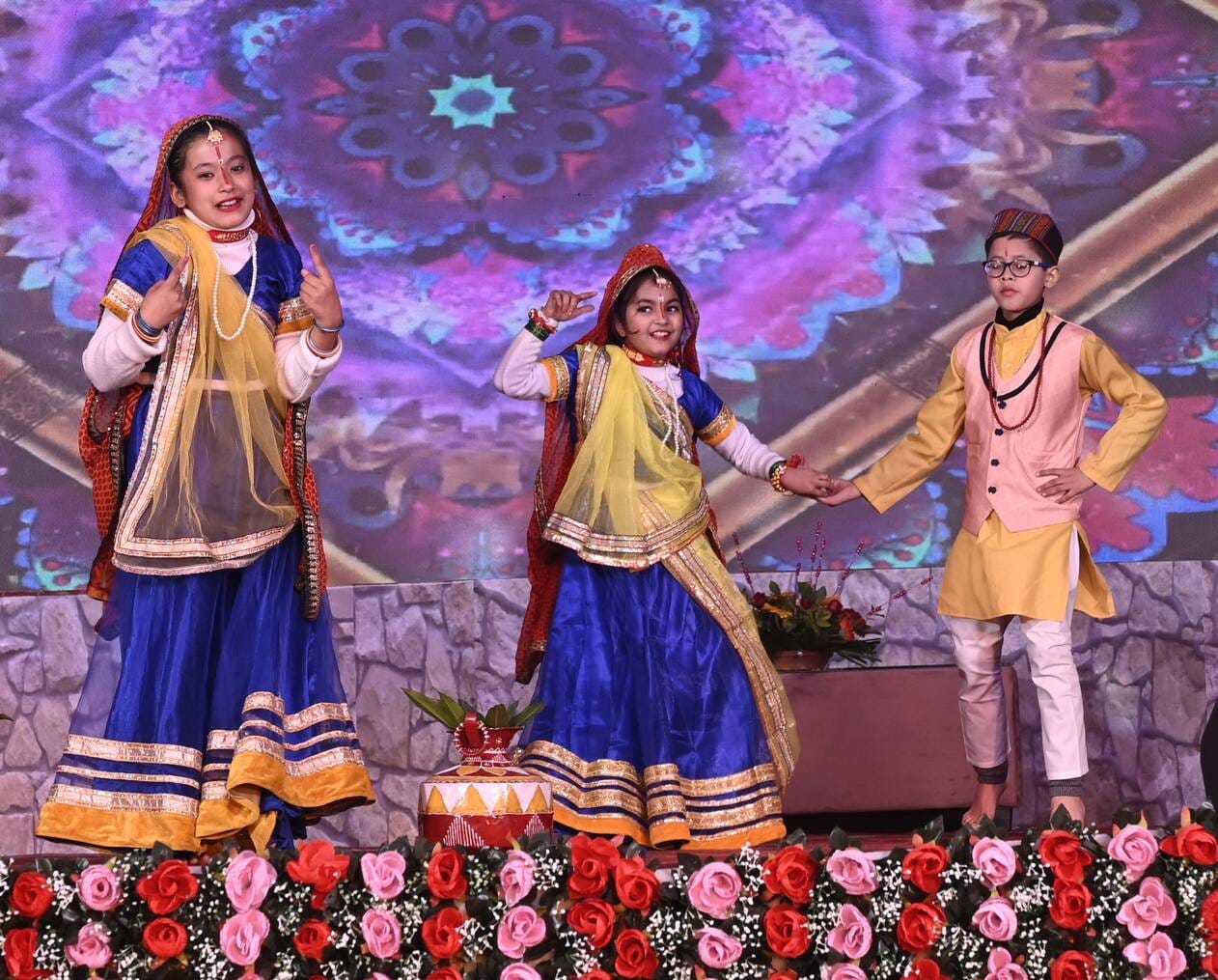 उत्तराखंड के कलाकारों ने जमाया रंग