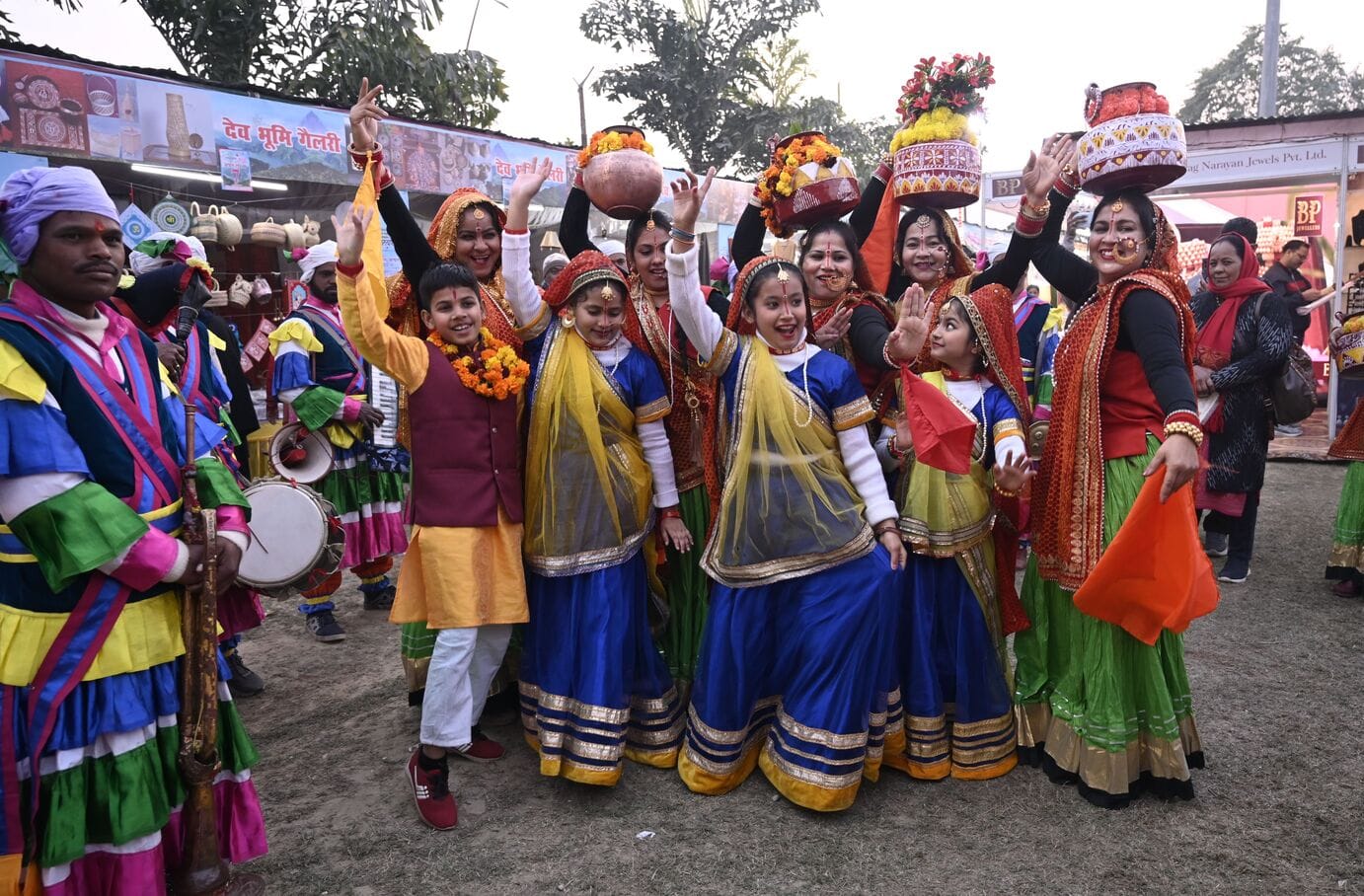 उत्तराखंड के कलाकारों ने जमाया रंग