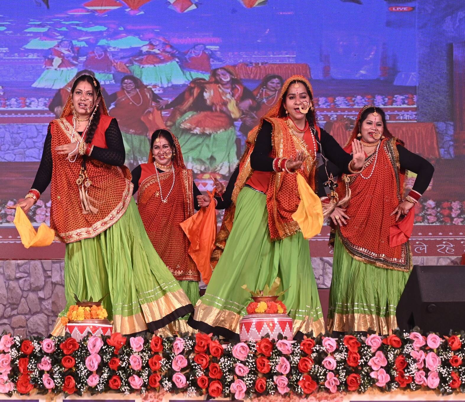 उत्तराखंड के कलाकारों ने जमाया रंग
