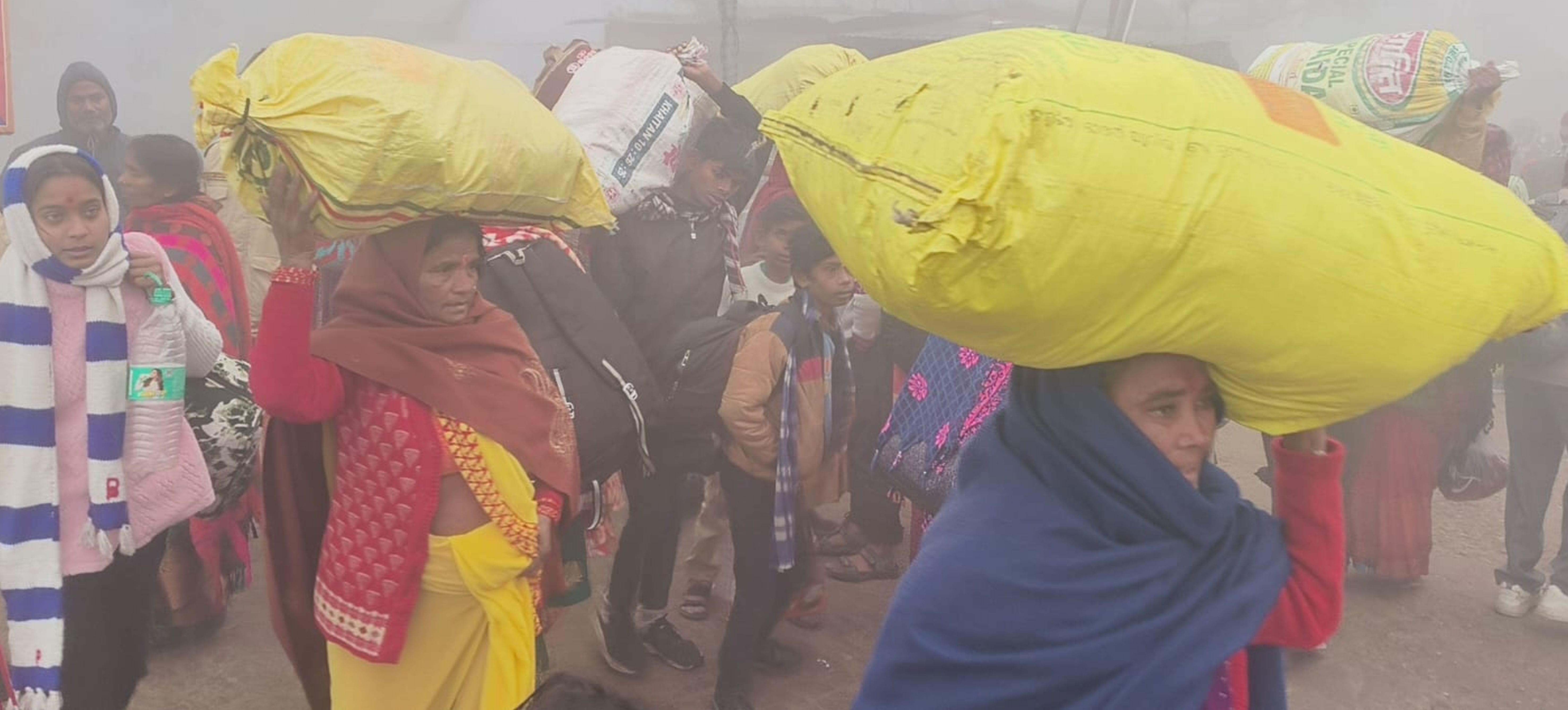 01-हनुमानगढ़ी में दर्शन को जाते श्रद्धालुगण।-संवाद 01-हनुमानगढ़ी में दर्शन को जाते श्रद्धालुगण।-संवाद