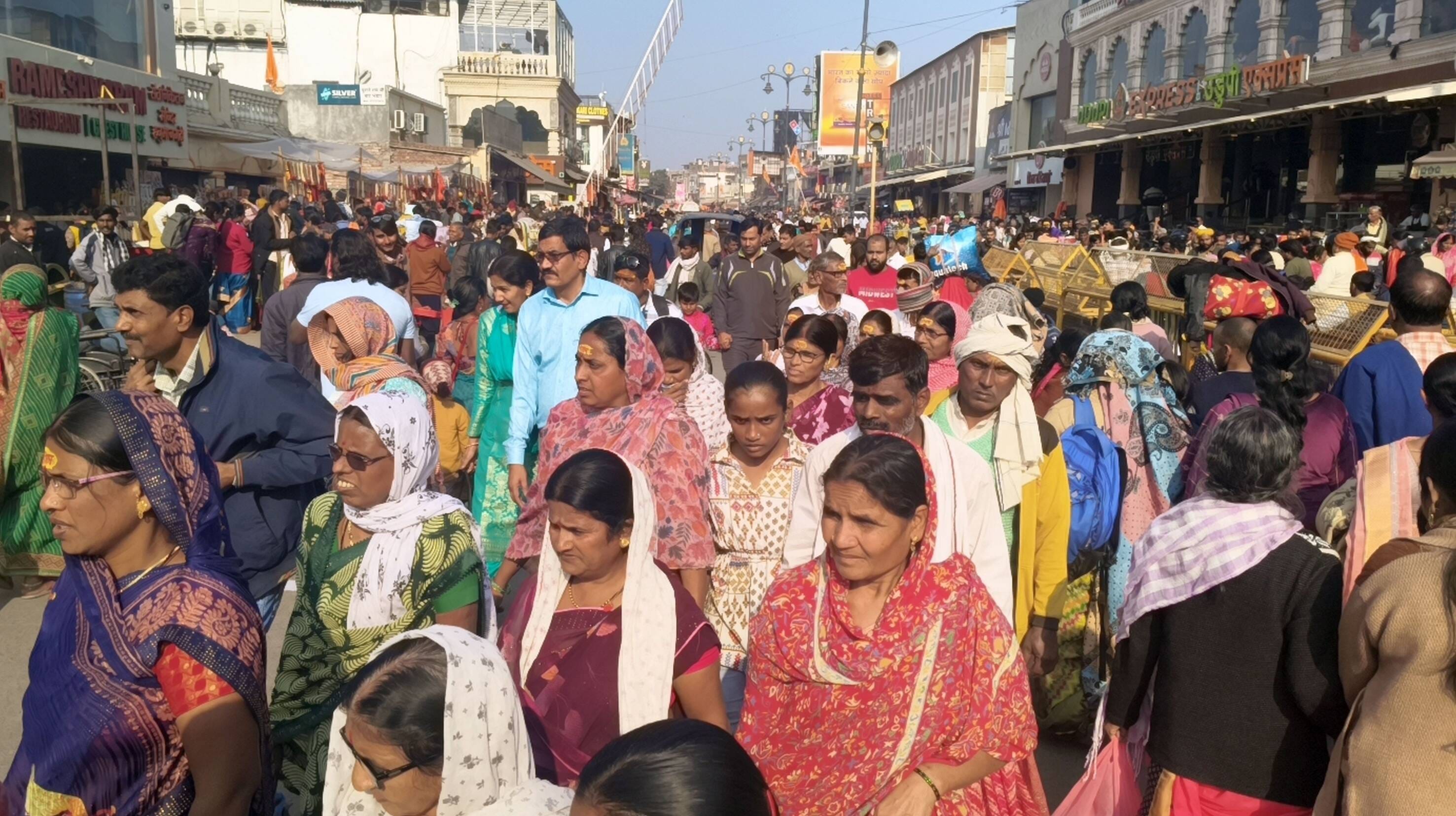 01-हनुमानगढ़ी में दर्शन को जाते श्रद्धालुगण।-संवाद 01-हनुमानगढ़ी में दर्शन को जाते श्रद्धालुगण।-संवाद