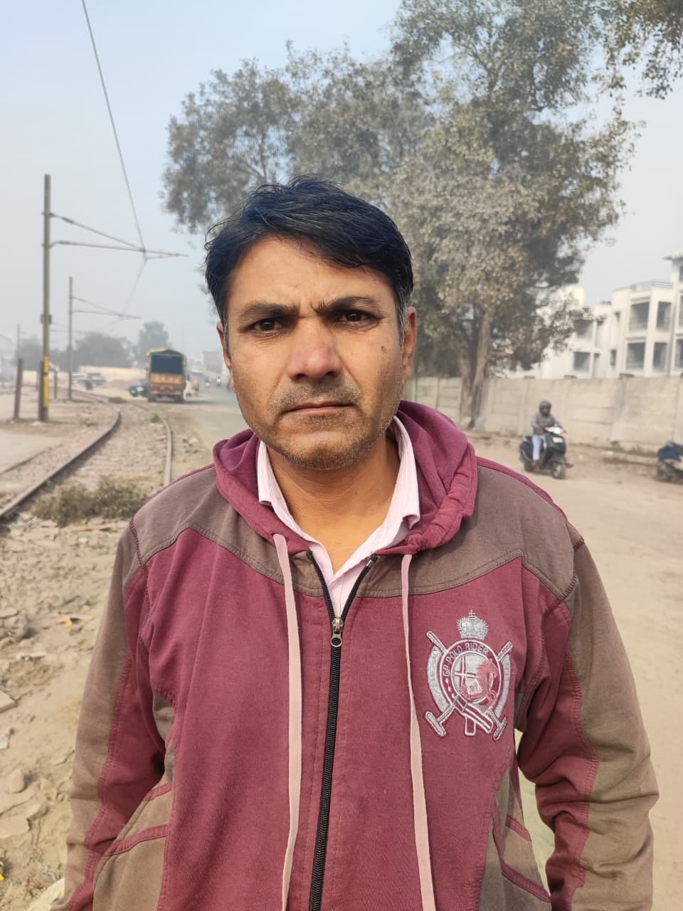 01...रोहतक के रेलवे स्टेशन पर मालगोदाम रोड जर्जर सड़क से गुजरते वाहन व राहगीर। संवाद 01...रोहतक के रेलवे स्टेशन पर मालगोदाम रोड जर्जर सड़क से गुजरते वाहन व राहगीर। संवाद