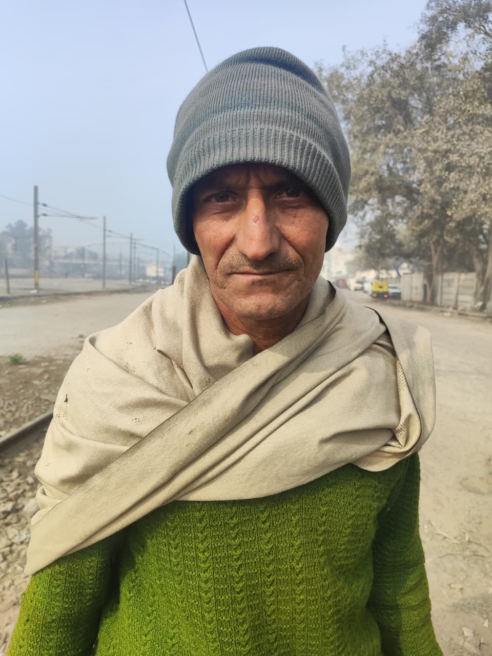 01...रोहतक के रेलवे स्टेशन पर मालगोदाम रोड जर्जर सड़क से गुजरते वाहन व राहगीर। संवाद 01...रोहतक के रेलवे स्टेशन पर मालगोदाम रोड जर्जर सड़क से गुजरते वाहन व राहगीर। संवाद