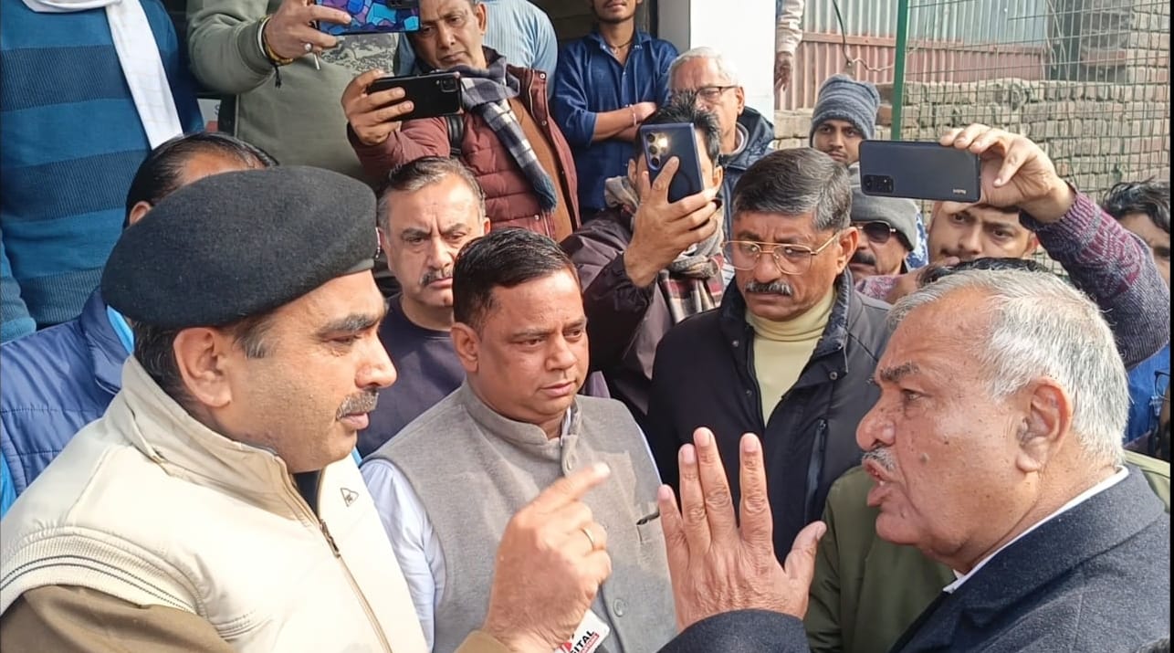 24...सीसीटीवी फुटेज में आरोपी दुकान में रखा पनीर को उठाते हुए। स्रोत :वीडियोग्रैब 24...सीसीटीवी फुटेज में आरोपी दुकान में रखा पनीर को उठाते हुए। स्रोत :वीडियोग्रैब