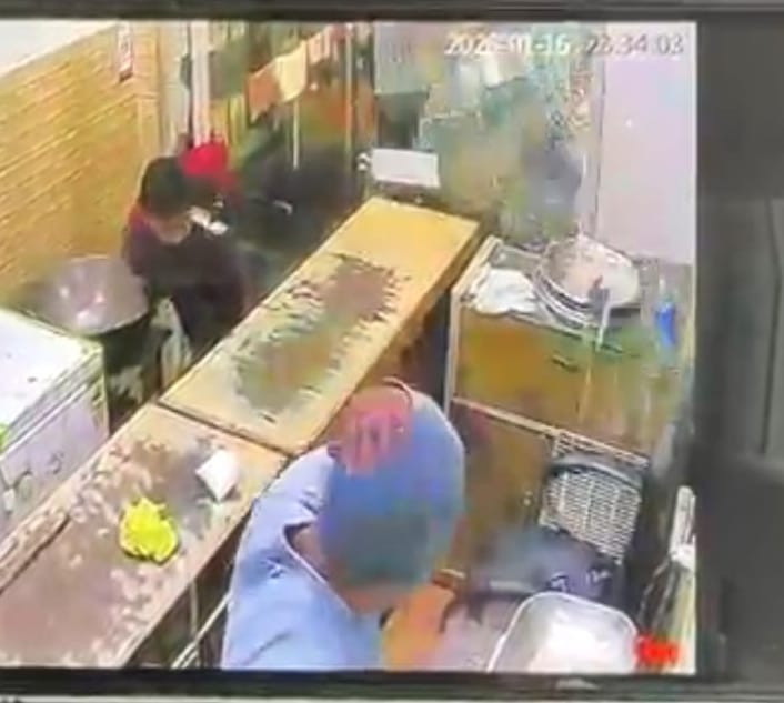 24...सीसीटीवी फुटेज में आरोपी दुकान में रखा पनीर को उठाते हुए। स्रोत :वीडियोग्रैब 24...सीसीटीवी फुटेज में आरोपी दुकान में रखा पनीर को उठाते हुए। स्रोत :वीडियोग्रैब