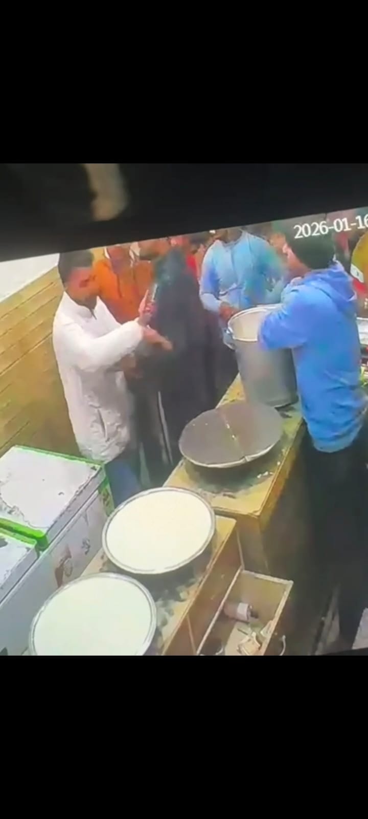 24...सीसीटीवी फुटेज में आरोपी दुकान में रखा पनीर को उठाते हुए। स्रोत :वीडियोग्रैब 24...सीसीटीवी फुटेज में आरोपी दुकान में रखा पनीर को उठाते हुए। स्रोत :वीडियोग्रैब