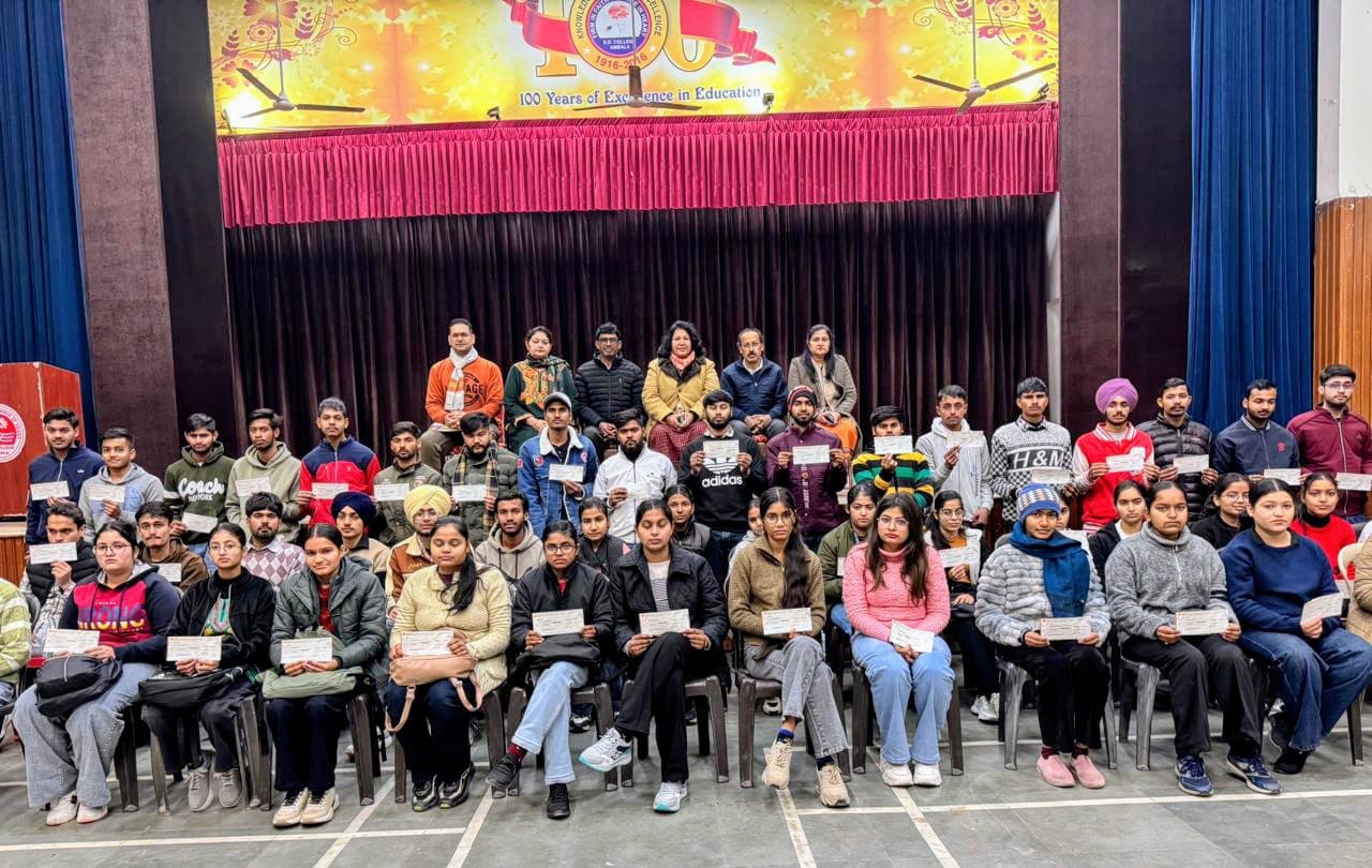 अंबाला छावनी के एसडी कॉलेज में कार्यक्रम के दौरान मौजूद विद्यार्थी। प्रवक्ता