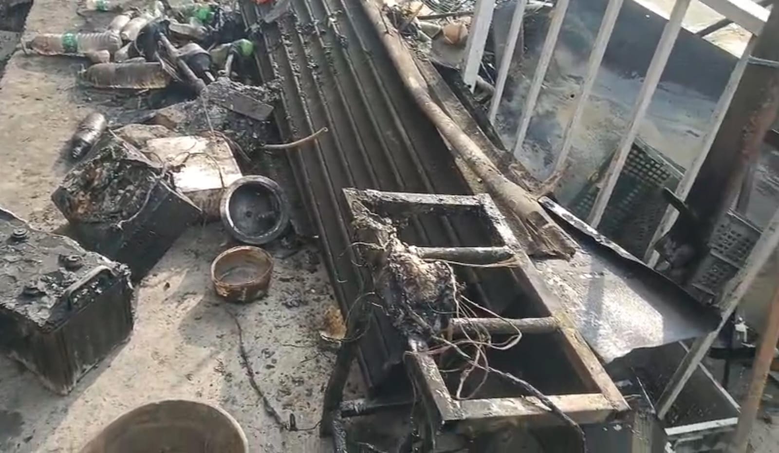 अंबाला-जगाधरी हाईवे स्थित दुकान में लगी आग के बाद बिखरा पड़ा सामान व पास खड़े दुकानदार: स्वयं