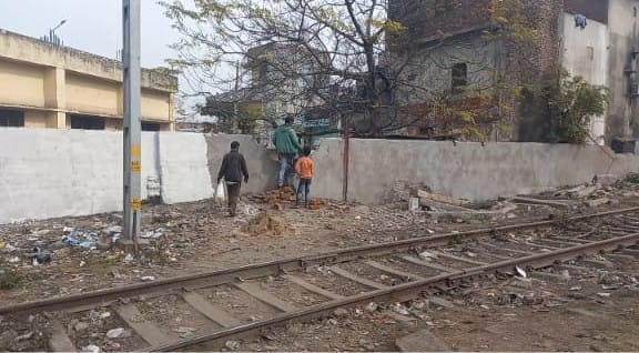 अंबाला कैंट रेलवे स्टेशन के प्लेटफार्म एक पर दाखिल होने का मुख्य गेट। संवाद