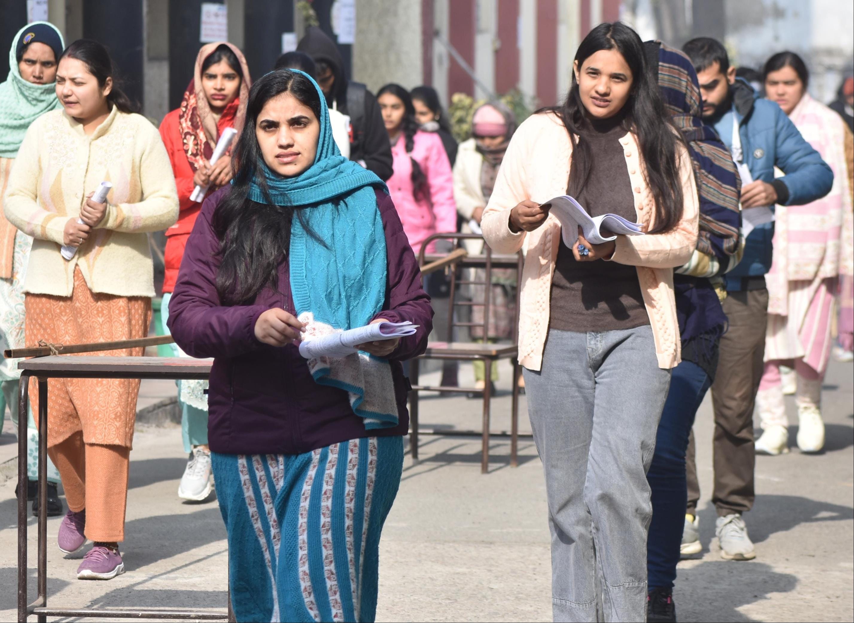 अमर उजाला मम्मी गई है परीक्षा देने बच्चों का दिन खराब गुजरा.... देवनागरी इंटर कॉलेज में टीजीटी 