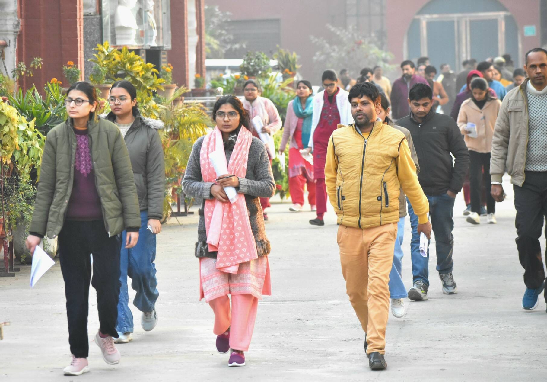 अमर उजाला मम्मी गई है परीक्षा देने बच्चों का दिन खराब गुजरा.... देवनागरी इंटर कॉलेज में टीजीटी 