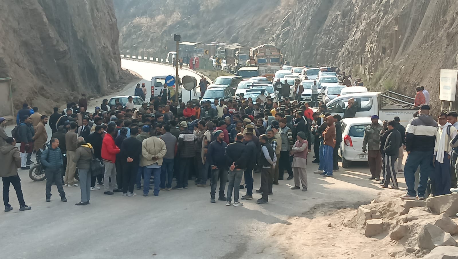 बागछाल में हुए हादसे के बाद फोरलेन पर शव रखकर चक्का जाम करते लोग। संवाद बागछाल में हुए हादसे के बाद फोरलेन पर शव रखकर चक्का जाम करते लोग। संवाद