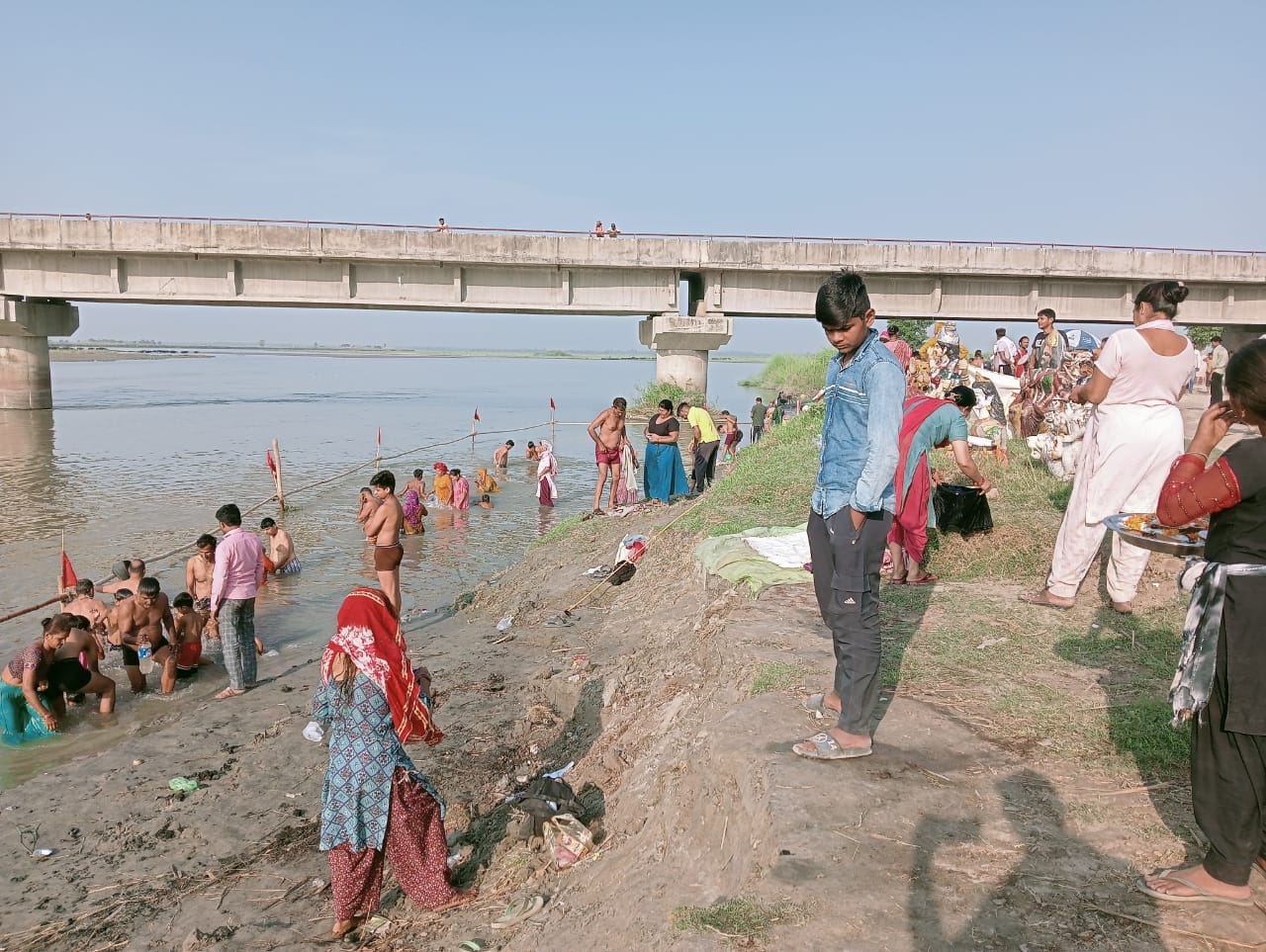 भीमकुंड गंगा घाट पर स्नान करते श्रद्धालु स्रोत ग्रामीण स्रोत संवाद भीमकुंड गंगा घाट पर स्नान करते श्रद्धालु स्रोत ग्रामीण स्रोत संवाद