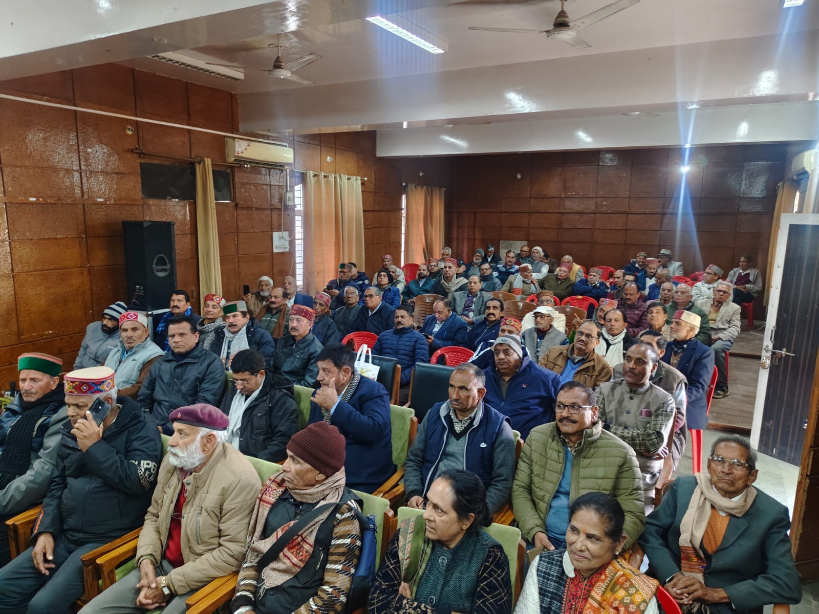 बिलासपुर में आयोजित पेंशनर वेलफेयर एसोसिएशन की बैठक में मौजूद पदाधिकारी। संवाद