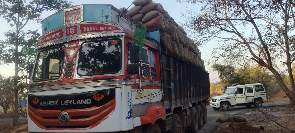 बालोद: हाईटेक निगरानी को चुनौती, 900 बोरी धान से भरा ट्रक जंगल में मिला लावारिस