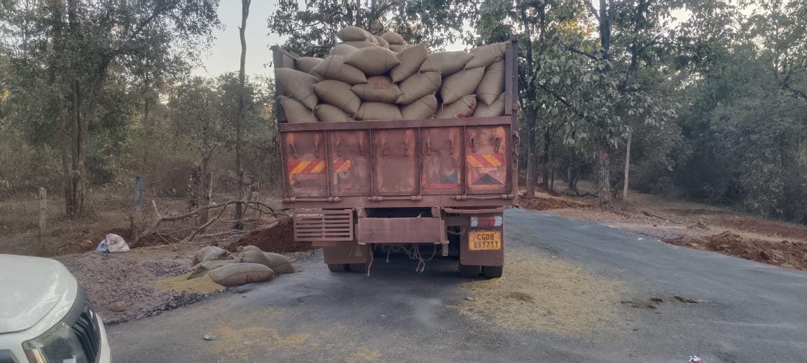 बालोद: हाईटेक निगरानी को चुनौती, 900 बोरी धान से भरा ट्रक जंगल में मिला लावारिस