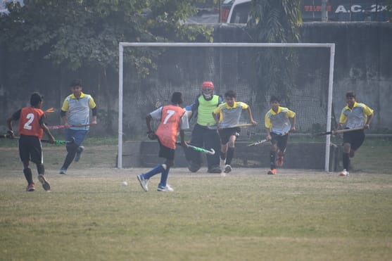 चंद्रभान गुप्त मैदान में खेले गए मैच के दाैरान गेंद के लिए संघर्ष करते गांधी क्लब और मो. शाहिद 