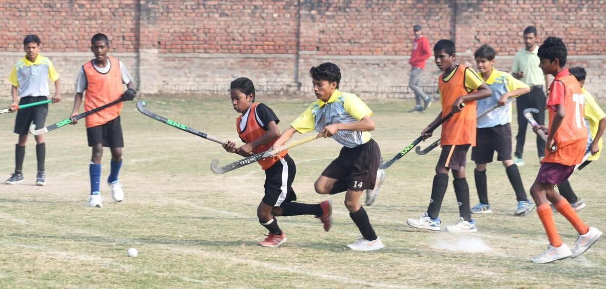 चंद्रभान गुप्त मैदान में खेले गए मैच के दाैरान गेंद के लिए संघर्ष करते गांधी क्लब और मो. शाहिद 