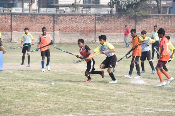चंद्रभान गुप्त मैदान में खेले गए मैच के दाैरान गेंद के लिए संघर्ष करते गांधी क्लब और मो. शाहिद 