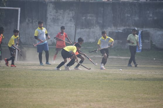 चंद्रभान गुप्त मैदान में खेले गए मैच के दाैरान गेंद के लिए संघर्ष करते गांधी क्लब और मो. शाहिद 