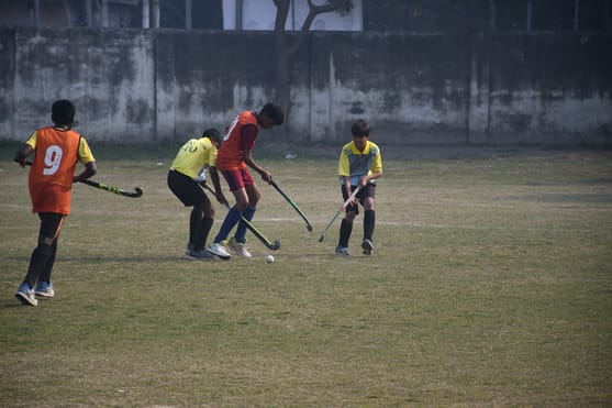 चंद्रभान गुप्त मैदान में खेले गए मैच के दाैरान गेंद के लिए संघर्ष करते गांधी क्लब और मो. शाहिद 