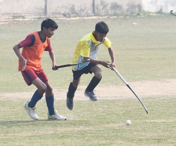चंद्रभान गुप्त मैदान में खेले गए मैच के दाैरान गेंद के लिए संघर्ष करते गांधी क्लब और मो. शाहिद 