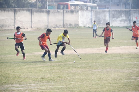 चंद्रभान गुप्त मैदान में खेले गए मैच के दाैरान गेंद के लिए संघर्ष करते गांधी क्लब और मो. शाहिद 